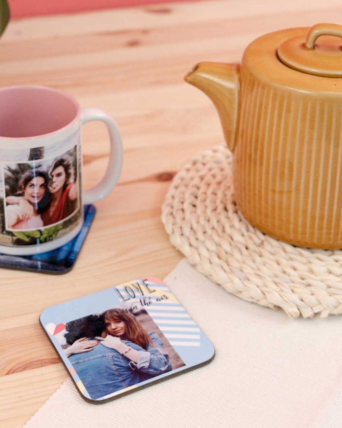 Los posavasos personalizados con foto de Fotoprix son un regalo original y muy útil para cualquier hogar.
Son sencillos de crear y siempre gustan porque además de ser bonitos se usan mucho.