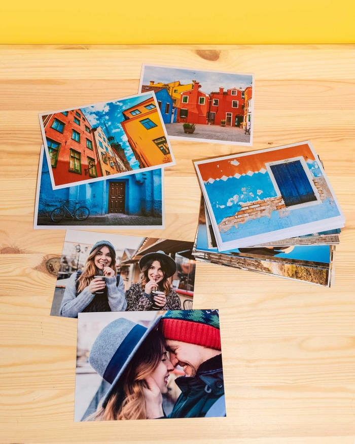 Imprimir copias Fotoprix, foto de varias copias de tamaño 11x15 colocadas en una mesa. La mejor opción para recordar siempre esos momentos especiales.