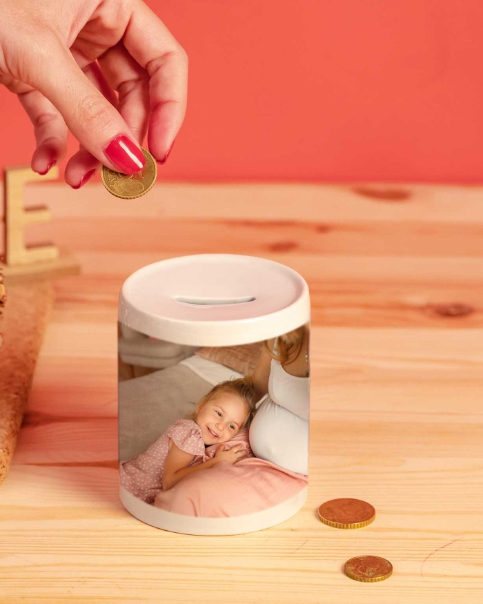 Regalos de Fotoprix, hucha personalizada con foto. Revive tu foto más especial cada vez que guardes monedas en tu hogar. Ideal para hacer un regalo original.