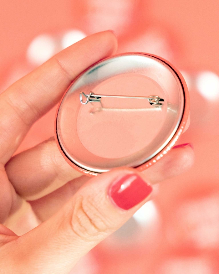 Regalos de Fotoprix, foto detalle de chapas personalizadas con foto. Decora tus complementos de una forma divertida y única, con tu foto favorita!