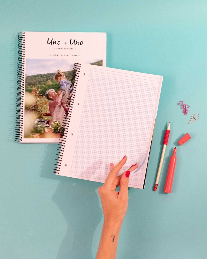 Imprenta de Fotoprix, foto en uso de cuaderno con espiral personalizado con fotos. Anota todas tus tareas mientras revives tus momentos especiales en la portada.