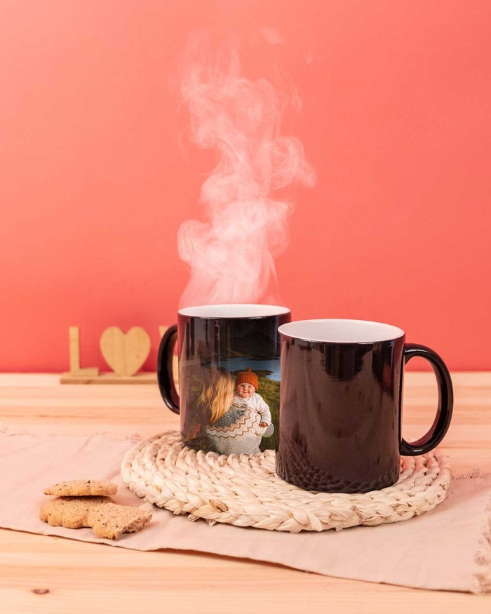 Regalos de Fotoprix. ¡Prueba la taza mágica para desayuno! La taza comienza siendo negra cuando está fría y a medida que se calienta va apareciendo tu foto favorita.