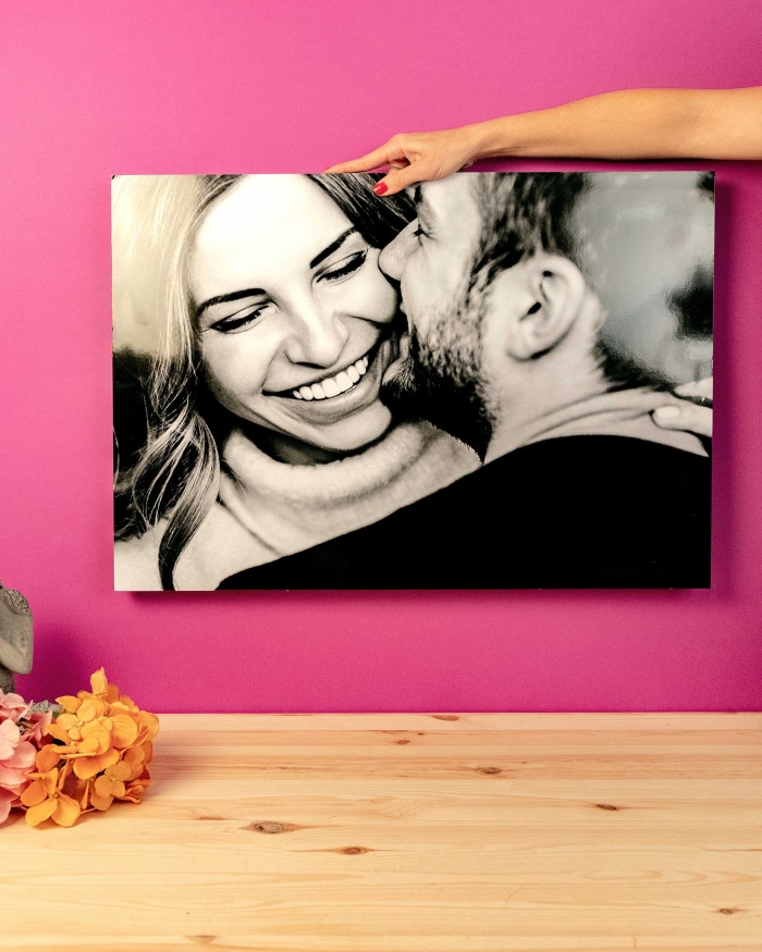 Fotodecoración de Fotoprix, foto en uso de panelprix personalizado. Utiliza tu foto más especial para decorar esa pared de tu salón tan apagada, te sacará una sonrisa.