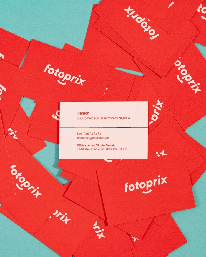 Imprenta de Fotoprix, foto detalle de la parte trasera de varias tarjetas de visita de la empresa y una mostrando la parte delantera con la información importante.