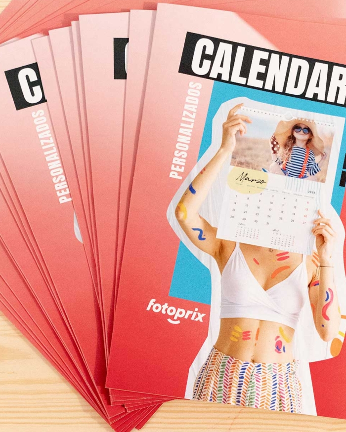 Catálogo de Fotoprix, detalle del producto de imprenta personalizado. Foto de varios folletos promocionando los calendarios para el 2022.