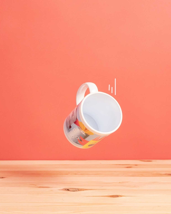 Regalos de Fotoprix, foto en uso de una taza irrompible personalizada. Alegra cada uno de tus desayunos con tu foto favorita. No te preocupes si se te cae de la emoción, es a prueba de golpes!