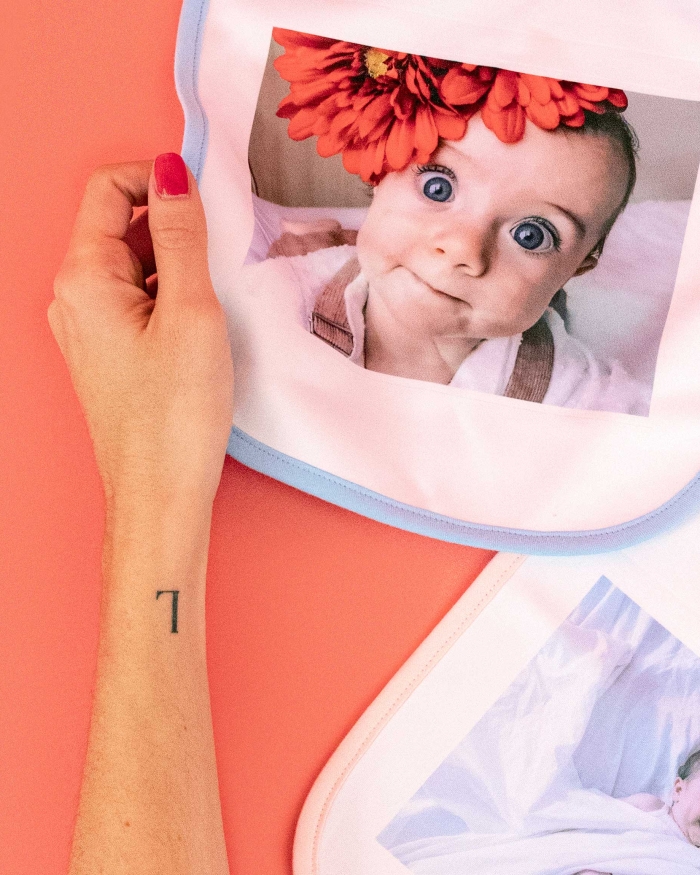 Regalos de Fotoprix, foto detalle de babero personalizado con foto. Producto ideal para hacer un regalo especial a quien tu quieras y revivir ese momento.
