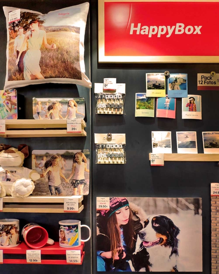 Imagen interior de la exposición de regalos y decoración de la tienda Fotoprix en la avenida Diagonal de Barcelona.