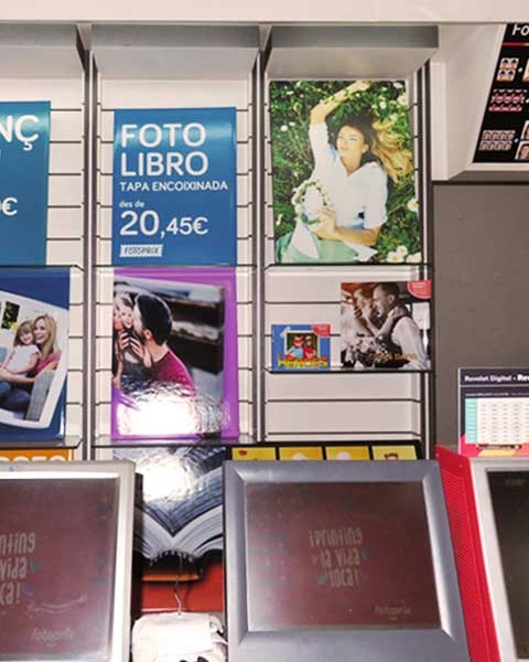 Fotografía interior de Fotoprix Ripollet. Imagen interior de la tienda Fotoprix en Ripollet.