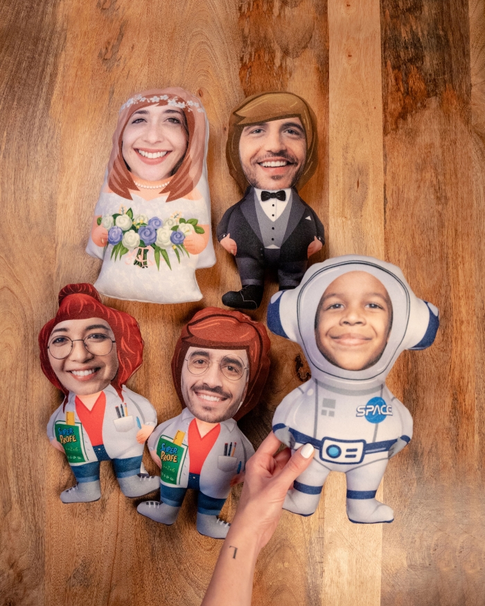 Achuchables muñeco personalizados para en diferentes modelos. Regalo original y divertido con una solo foto de cara.
Exclusivo personajes de Fotoprix: Novios, Profesores y Astronauta.