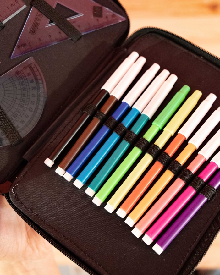 Regalos de Fotoprix, estuche infantil plumier personalizado abierto. Imprime su foto favorita para que la lleve al cole y disfrute todos los días del curso.