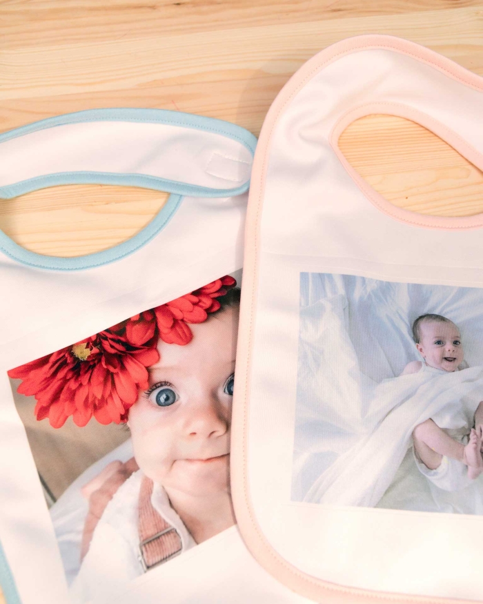 Regalos Fotoprix, baberos personalizados con las fotos más especiales de tu bebé. Haz que tu peque presuma de vuestras mejores historias mientras come.