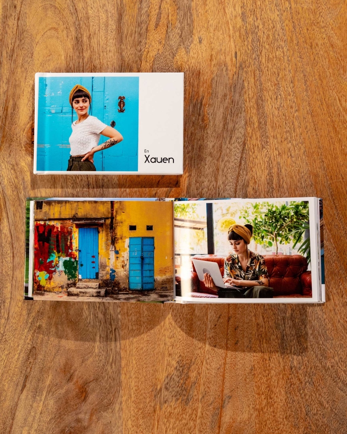 Imagen en la que podemos ver dos pequeños álbumes 10x15. Uno abierto mostrando sus páginas a todo color y otro cerrado mostrando la portada personalizada.
