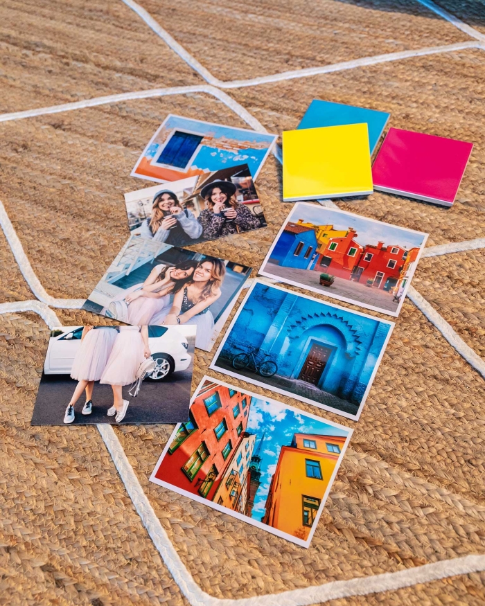 Imprimir copias Fotoprix, foto de varias copias de tamaño 11x15 colocadas en una mesa. La mejor opción para recordar siempre esos momentos especiales.