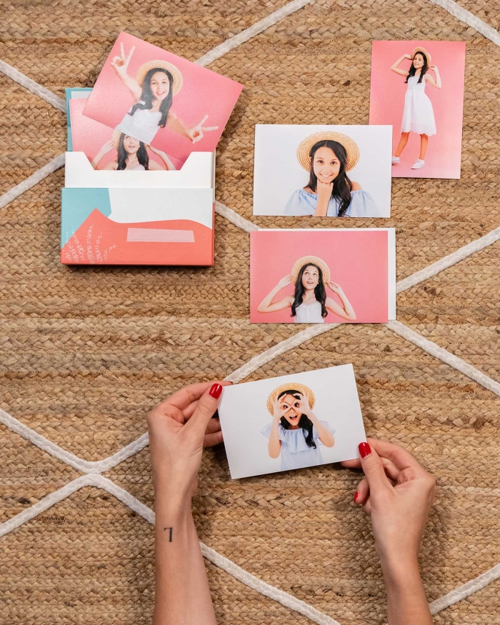 Imprimir copias Fotoprix, foto en uso sujetando una las fotos que guarda esta happy box pro. Conserva tus fotos especiales en esta cajita divertida, elige el modelo que más te guste.