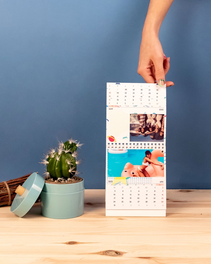 Calendario personalizado con fotos para sobremesa 21x15 de Fotoprix. Foto detalle colocado en el escritorio, apreciandose las anillas y los días del mes.