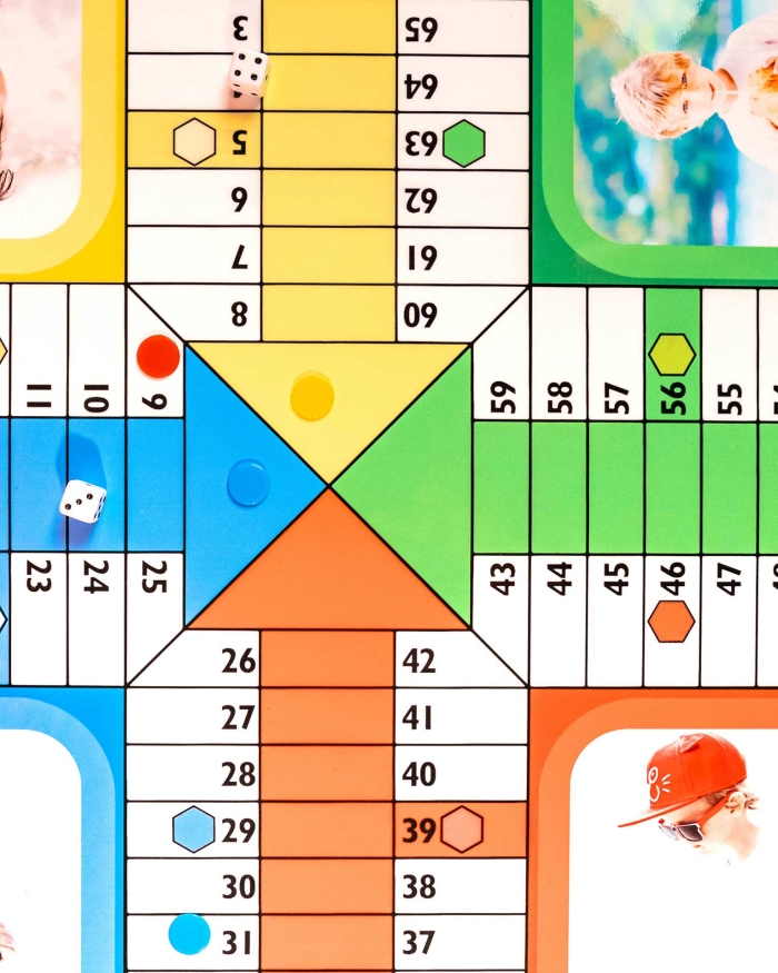 Regalos de Fotoprix, foto detalle de un parchis personalizado con foto. Diviértete y juega sin parar mientras revives tus mejores momentos. 