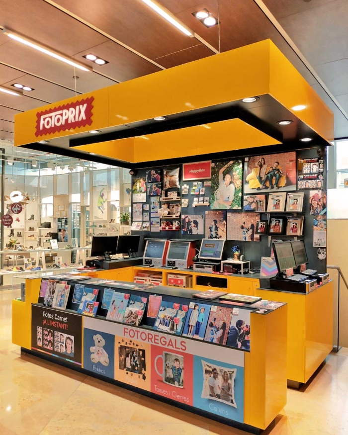 Imagen interior de la tienda Fotoprix en la avenida Diagonal de Barcelona.
